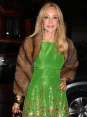 Carmen Lomana espectacular de verde y dorado bajo la lluvia madrina del 25 aniversario de la clínica Rocío Vázquez 