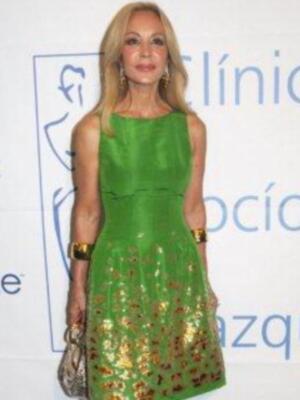 Carmen Lomana espectacular de verde y dorado bajo la lluvia madrina del 25 aniversario de la clínica Rocío Vázquez 