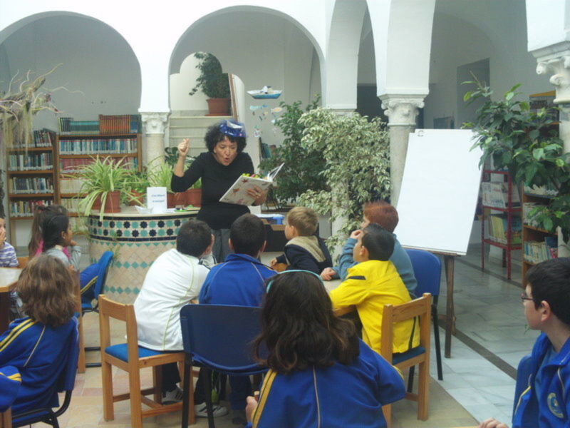 La ilustradora Abril Morillo acerca la figura de Rafael Alberti a los escolares de Chipiona con un taller literario 