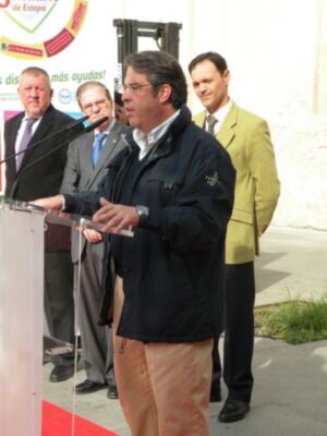 Sevilla.    EL sábado  los empresarios de Estepa hicieron entrega en el acto de 1500 kilos de Productos Navideños para las familias necesitada de Sevilla.