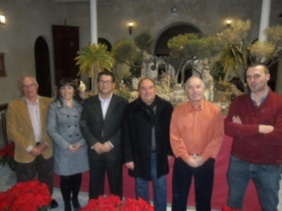 Belenistas y Ayuntamiento realizan un Belén conjunto con motivo del décimo aniversario de la asociación(Chipiona) 