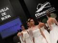 Desfile de vestidos de novia en Fibes Sevilla, con logotipos de Pronovias y Fibes Sevilla Congresos.