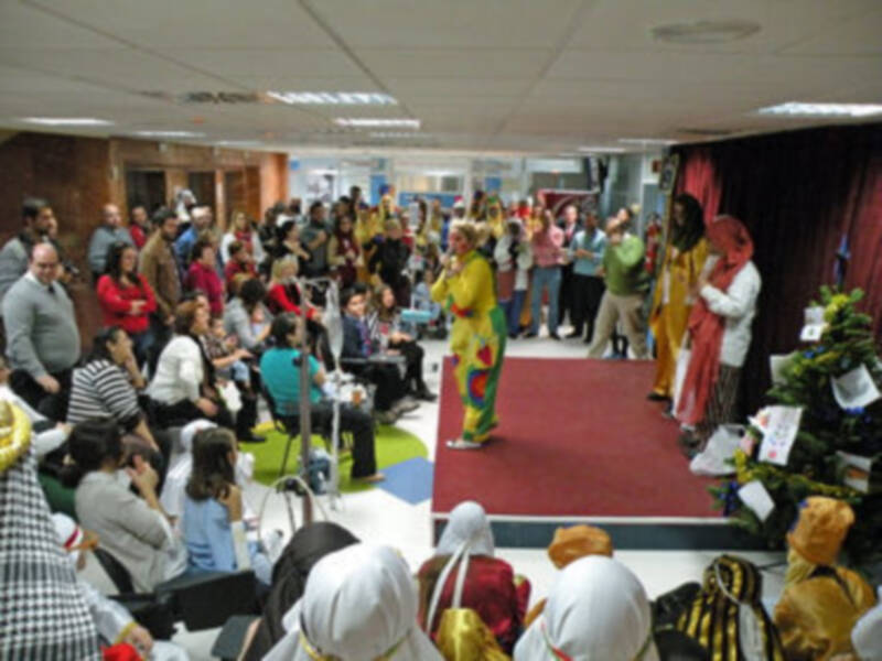 El cartero Real de las Hermandades de víspera visito el Hospital Macarena