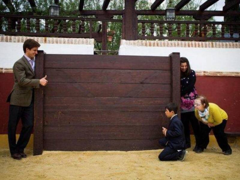 "El Juli" realiza un calendario solidario para niños con deficiencia mental