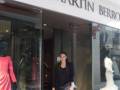 Vicky Martín Berrocal posa frente a su tienda de moda en París.