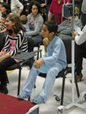 El cartero Real de las Hermandades de víspera visito el Hospital Macarena