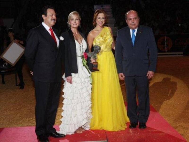 Alfonso Díez ejerce de duque de alba y entrega premio a Bo Derek