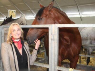 Alfonso Díez ejerce de duque de alba y entrega premio a Bo Derek