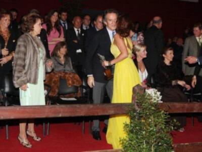 Alfonso Díez ejerce de duque de alba y entrega premio a Bo Derek