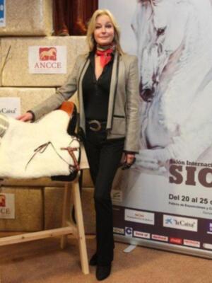 Alfonso Díez ejerce de duque de alba y entrega premio a Bo Derek