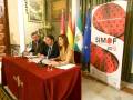 Presentación del SIMOF 2013 en Sevilla, con autoridades y banderas de España y Andalucía.