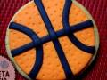 Galleta decorada con forma de balón de baloncesto.