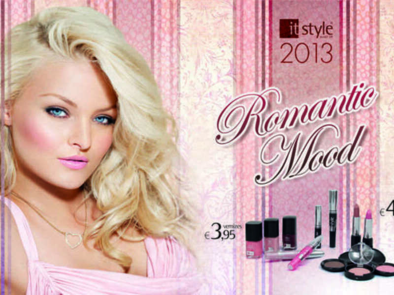 Una modelo con cabello largo y rubio presenta productos de maquillaje en un anuncio publicitario con el tema "Romantic Mood" del año 2013.