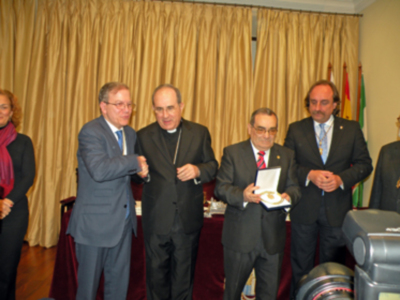  Sevilla.El Ateneo reconoció la labor de Caritas Diocesana con  la medalla de Oro  de su instituición.