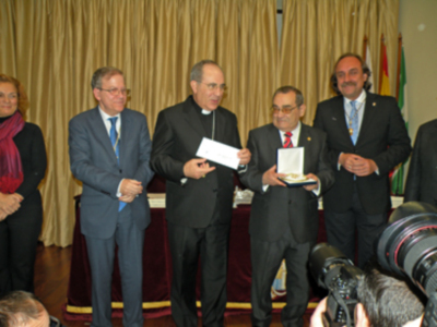 Sevilla.El Ateneo reconoció la labor de Caritas Diocesana con la medalla de Oro de su instituición.