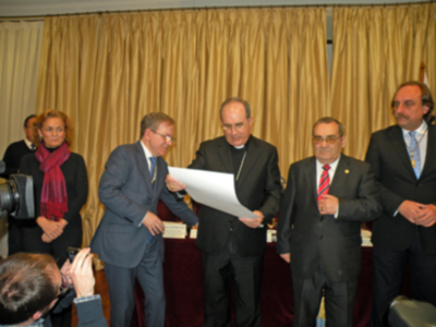  Sevilla.El Ateneo reconoció la labor de Caritas Diocesana con  la medalla de Oro  de su instituición.
