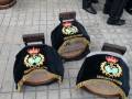 Estos sombreros de desamparados están diseñados con detalles dorados y una corona real, indicando su pertenencia a esta institución.