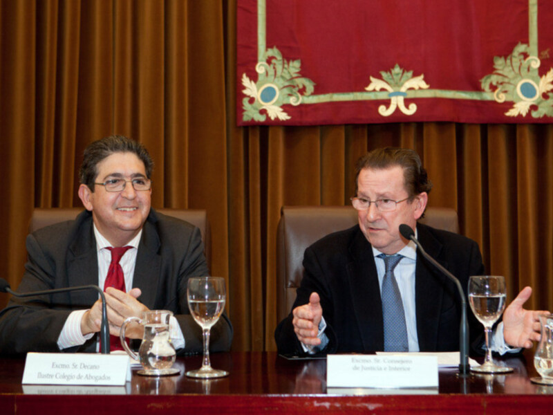 El consejero de Justicia e Interior clausura unas jornadas sobre la crisis financiera en el Colegio de Abogados de Sevilla