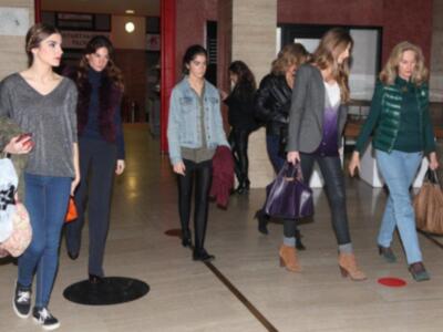 Lourdes Montes por primera vez en familia, con su madre y su hermana para ver desfilar a su cuñada Eva González