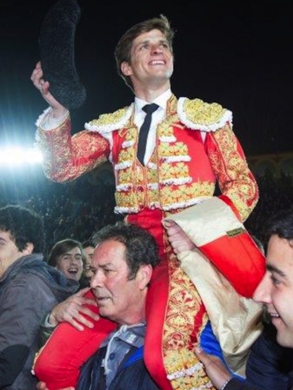El Juli reaparece en Olivenza y sale por la puerta grande
