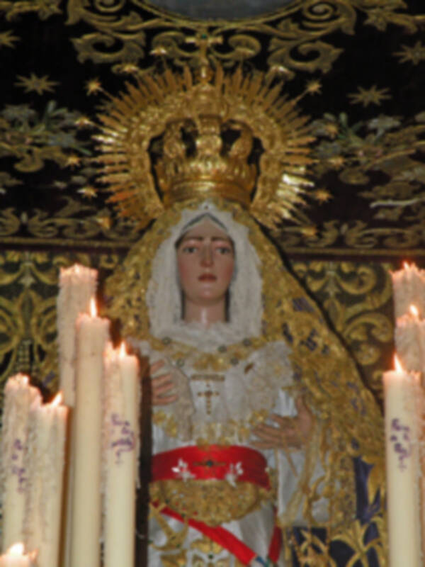 La Hermandad del Nazareno de Alcalá del río sin completar su estación.