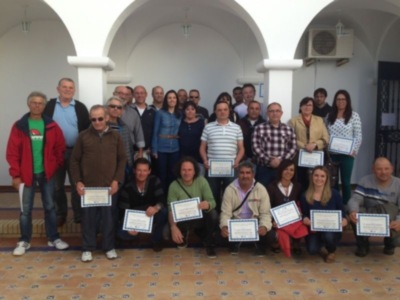 Grupos de personas posando con sus diplomas en un evento celebrado en un edificio histórico.