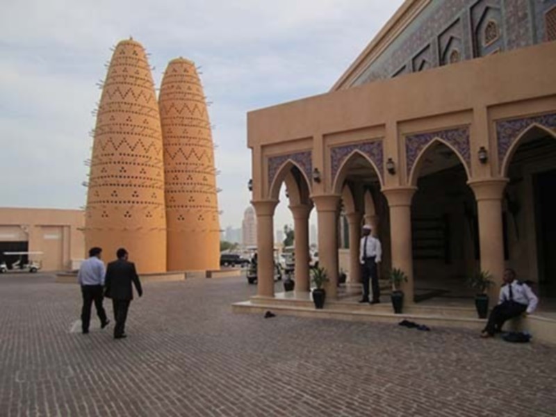 Arquitectura tradicional con minaretes y arcos en un patio de una mezquita.