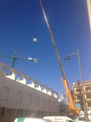 El Ayuntamiento intercede para que sea desmontada la grúa de la obra paralizada en el antiguo Hotel Cruz del Mar(Chipiona)