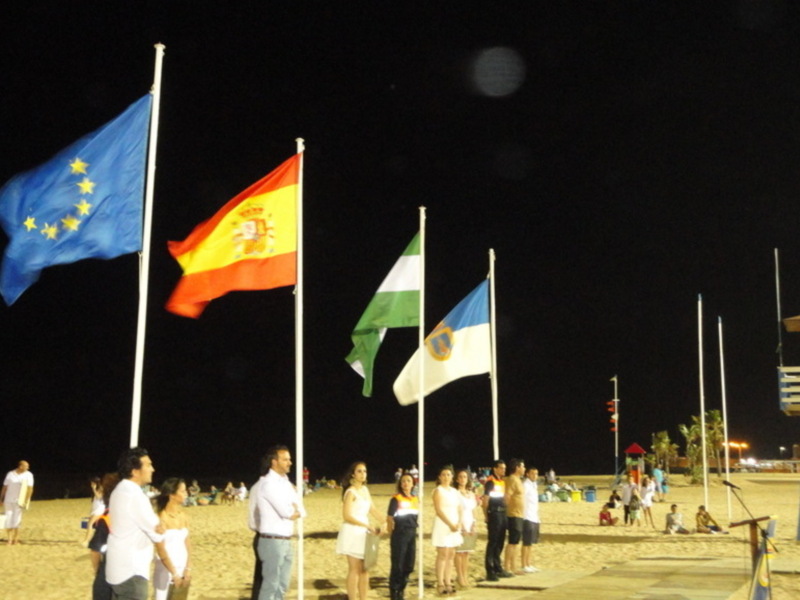 La noche de San Juan fue precedida de la izada oficial de banderas de las playas de Chipiona