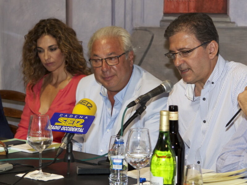 Los efluvios del Guadalquivir y la manzanilla envuelven la presentación del libro de Fernando Orgambides Memoria transitada.-