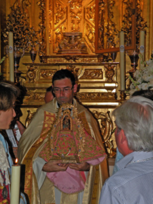 Sevilla.Traslado de Ntra. Sra. de Aguas Santas a su altar de culto para su novena en su honor.