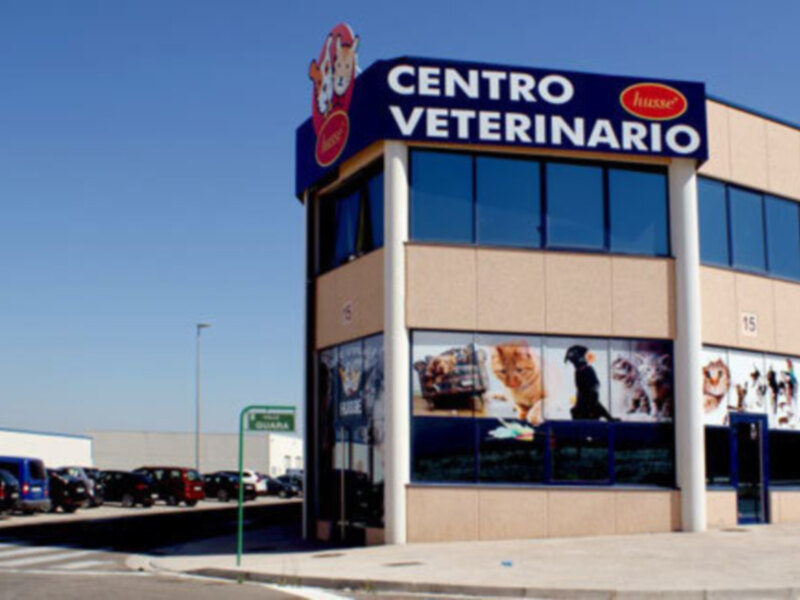 Centro Veterinario Asure, ubicado en un entorno industrial con edificios modernos y una amplia zona de estacionamiento.