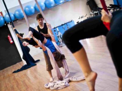 Efesto Teatro imparte cuatro cursos intensivos de 'Danza aérea sobre telas' en la capital sevillana