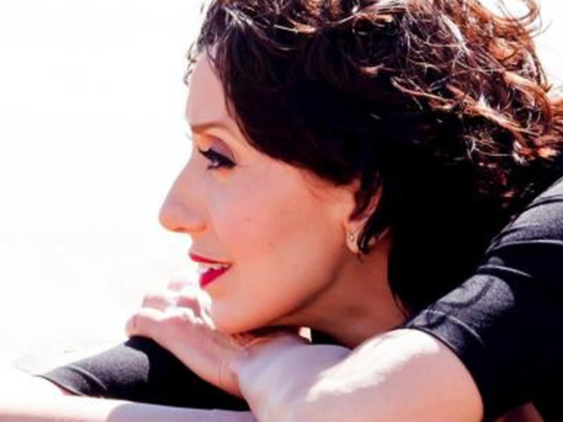 LUZ CASAL CANTA DESNUDA en Sevilla el domingo 30 de marzo