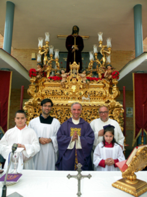 Sevilla. Nueva túnica para el antiguo cautivo del Dulce Nombre, para su procesión.