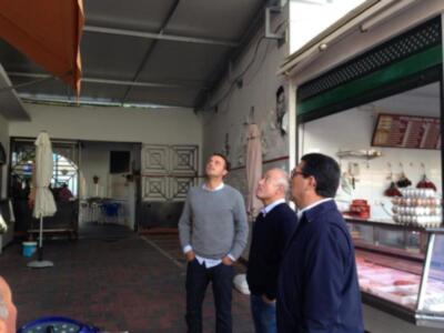 El Ayuntamiento trabaja en el montaje de la estructura de la cubierta interior del Mercado de Abastos(Chipiona)