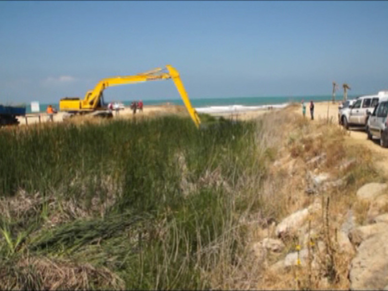 Concluye la limpieza del cauce del tramo del canal de Chapitel más próximo a la costa(Chipiona)