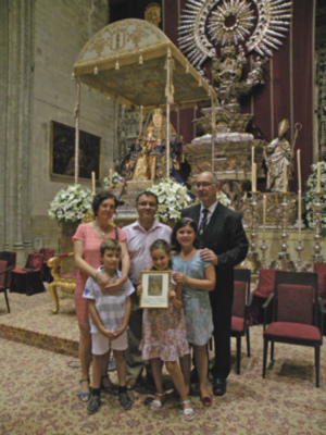Sevilla. Rosario en familia por el matrimonio Bermúdez y Barquera con sus hijos en el séptimo día de la novena a la Virgen de los Reyes.