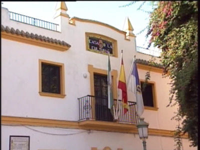 Edificio de la Casa de la Cultura con banderas y balcones, típico de la arquitectura andaluza.