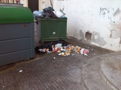 La falta de información sobre los lugares y funcionamiento de los  contenedores soterrados han provocado que la recogida de basura no haya ido pareja a la inversión realizada.(Chipiona)