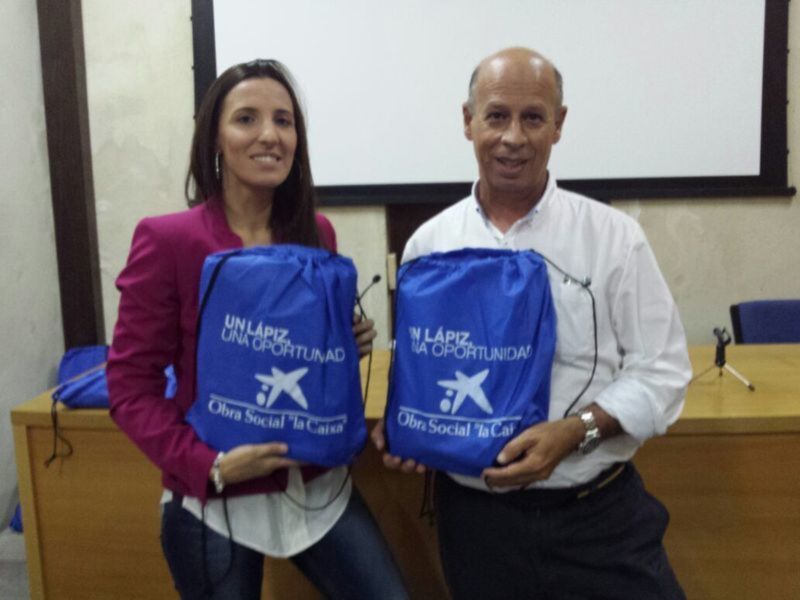 66 Alumnos de Chipiona en riesgo de exclusión reciben lotes de material escolar gracias a La Caixa y Diputación de Cádiz 