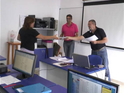 14 alumnos reciben los diplomas acreditativos por su participación en un nuevo curso de iniciación a la informática de Fomento.(Chipiona)
