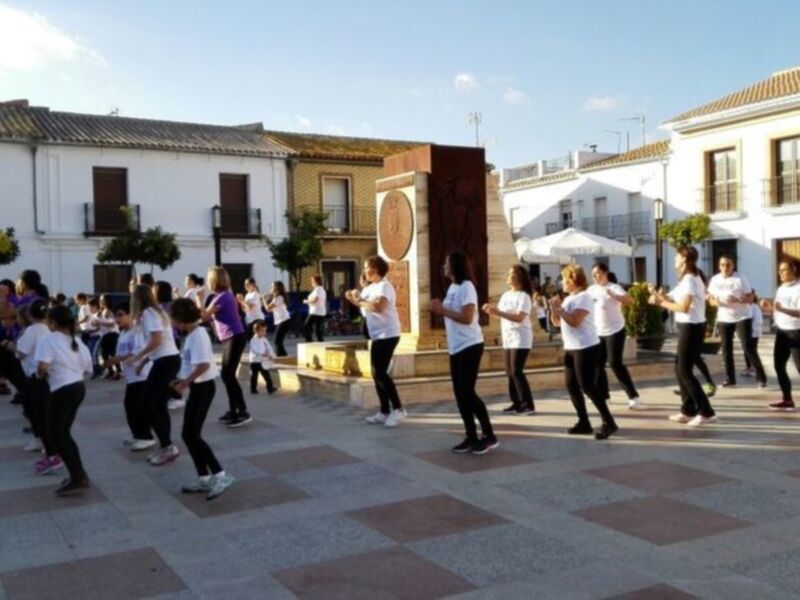 Diputación condena la violencia de género con flashmobs en cinco municipios de la provincia entre los que está Chipiona. 