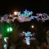 El alumbrado extraordinario de Navidad luce desde el lunes en las zonas más céntricas de la localidad. (Chipiona)