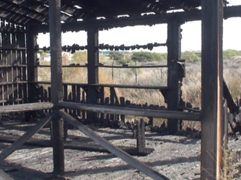 Un menor de catorce años reconoce ser el autor del incendio que destruyó un avistadero de aves junto al Centro El Camaleón