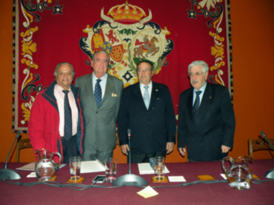 En la sala de carteles de la Real Maestranza de Sevilla se celebro la conferencia taurina de ?Antonio Ordoñez Maestro del Torero? por el escritor y poeta José León Gómez