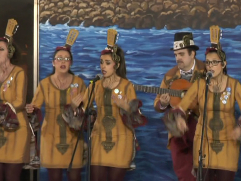 La comparsa femenina La música en tus manos primer premio en el Concurso de Popurrí Manuel Camacho Francés ?El Chusco? 