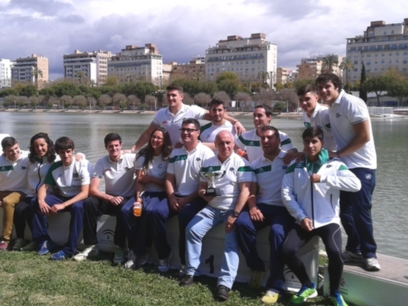 Equipo de piragüismo celebrando una victoria en el Lago de la Albufera, Valencia.