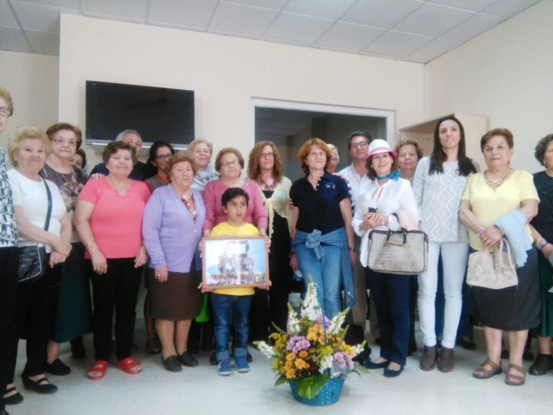 Afichi homenajea a la socia Antonia López Moreno por su fidelidad y su espíritu participativo(Chipiona)