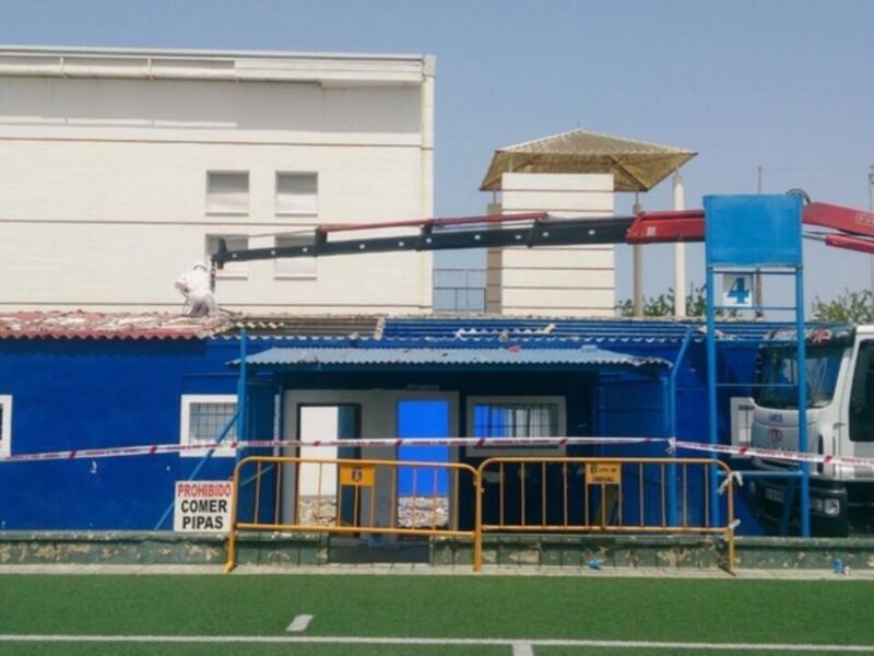 Avanza la sustitución de los techos de los vestuarios del campo de fútbol municipal(Chipiona) 